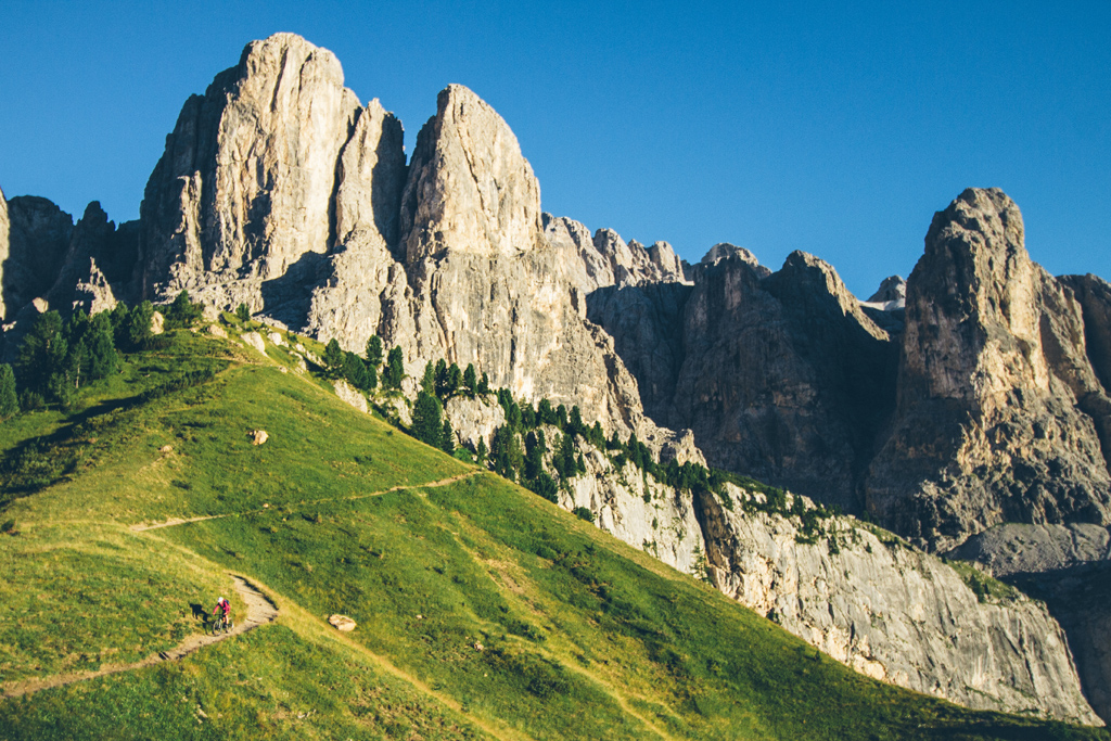 biken rund um die Gipfel der Dolomiten © WOM Medien